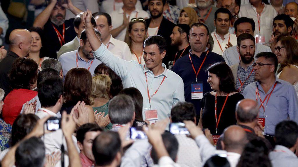 Así ha sido la entrada de Pedro Sánchez al Congreso y su abrazo con Zapatero