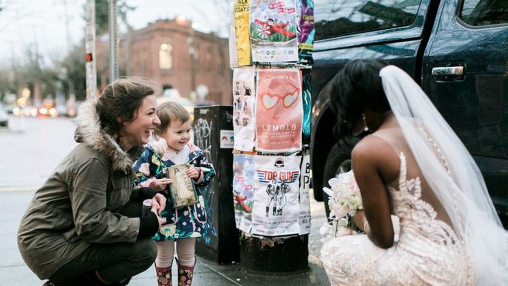 Una niña confunde a una novia con la princesa de su cuento favorito