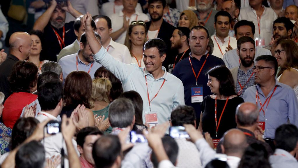 Así ha sido la entrada de Pedro Sánchez al Congreso y su abrazo con Zapatero