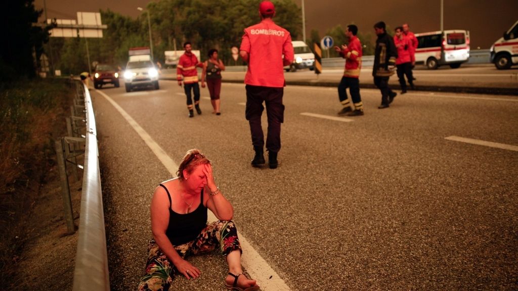 Una superviviente se lamenta por las victimas de la tragedia