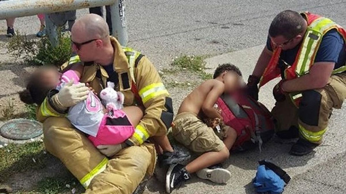 Emocionante imagen de dos bomberos consolando a dos niños tras un accidente