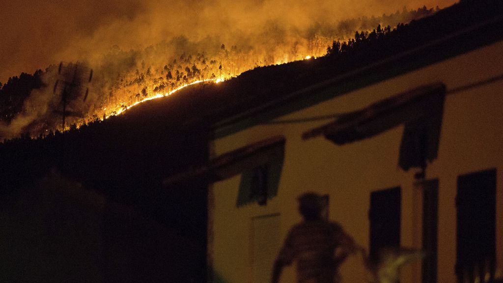 El incendio se ha extendido muy cerca de las casas