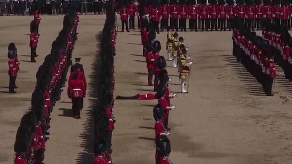 Se desmaya un guardia en el cumpleaños de la reina Isabel II y el resto permanece inmóvil