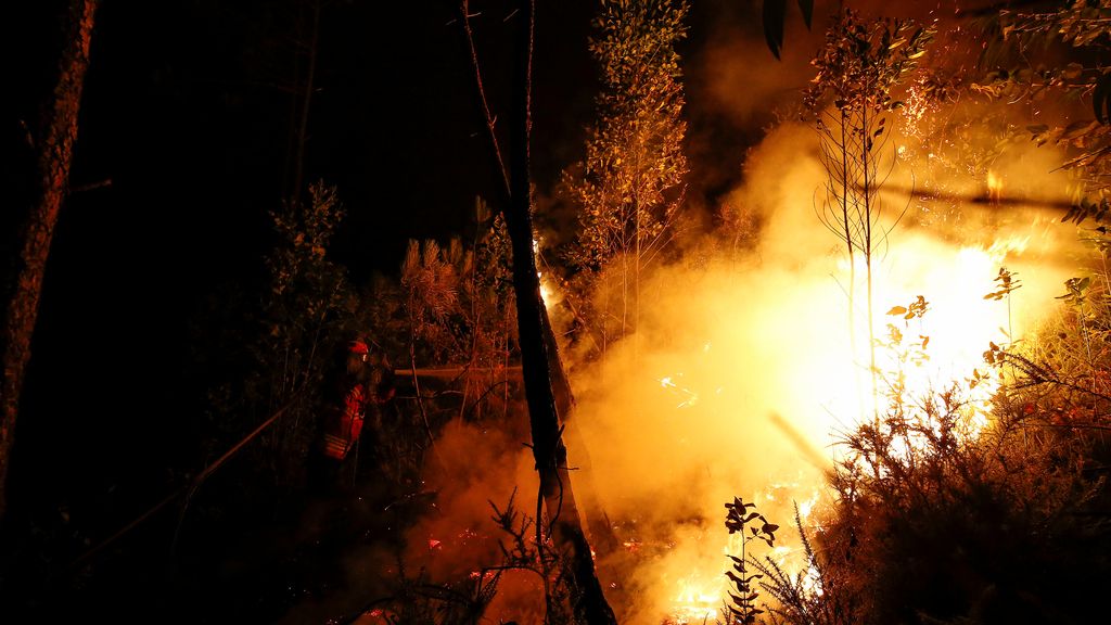 Bomberos intentan lidiar con el fuego