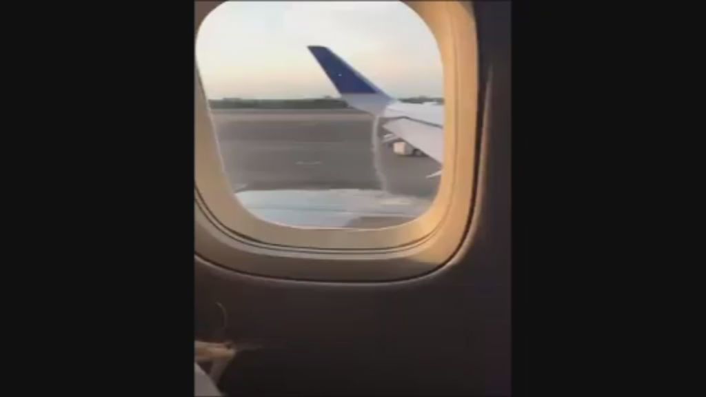 Los pasajeros descubren una fuga de combustible en un avión de United Airlines