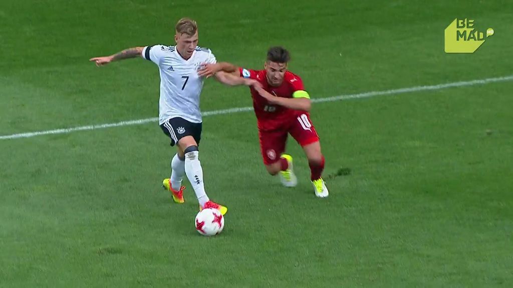 Meyer encuentra un hueco en la defensa y hace el primero de Alemania con mucha ayuda del portero checo (1-0)