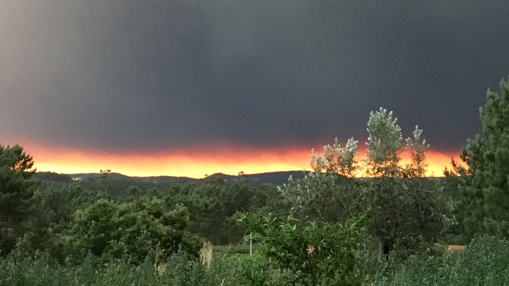 El fuego tiñe el cielo