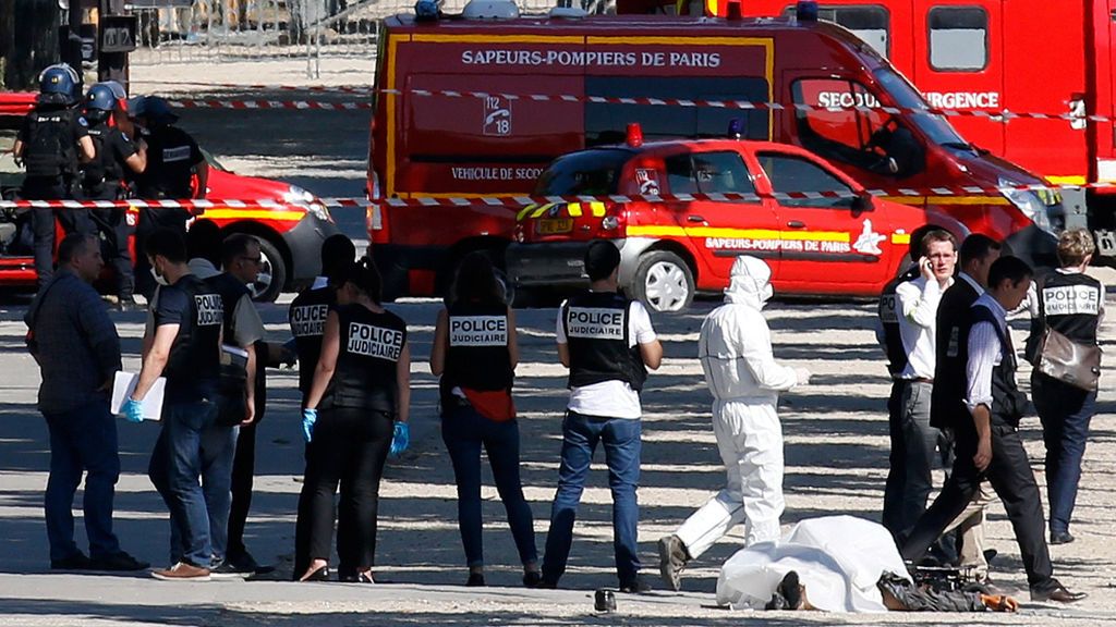 “Intento de atentado” en los Campos Elíseos: El conductor llevaba armas y explosivos