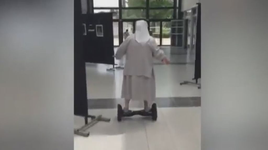 La monja de 77 años que se mueve en patinete eléctrico incluso para ir a votar