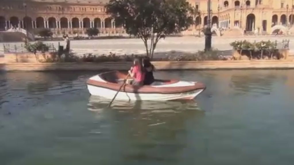 Las desventuras de dos turistas intentando manejar una barca, viral en la Red