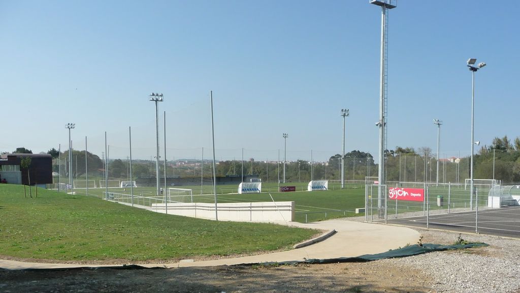 ¡Vergüenza ante sus hijos! Dos padres se pelean en la fiesta final de la temporada de un club de fútbol asturiano