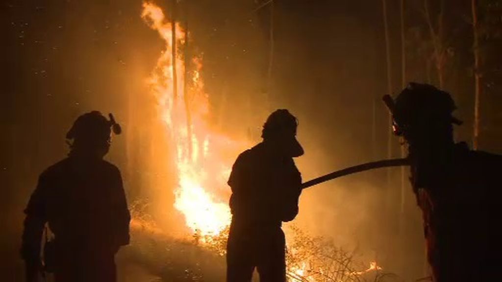 Pese a la inestimable labor de los bomberos, el fuego de Portugal aún no está controlado