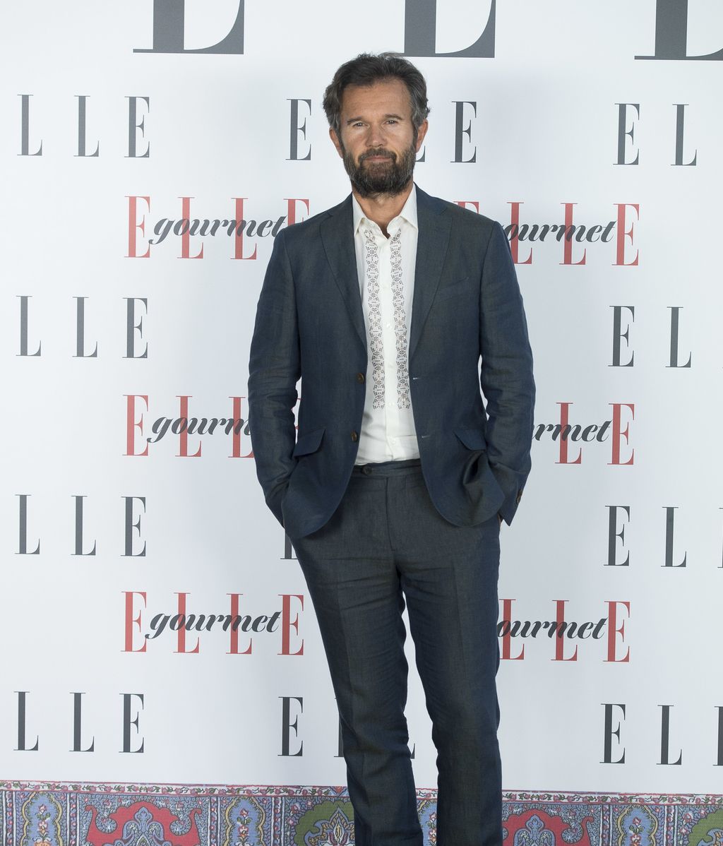 El cocinero Carlo Cracco apostó por un traje con camisa blanca con cenefa