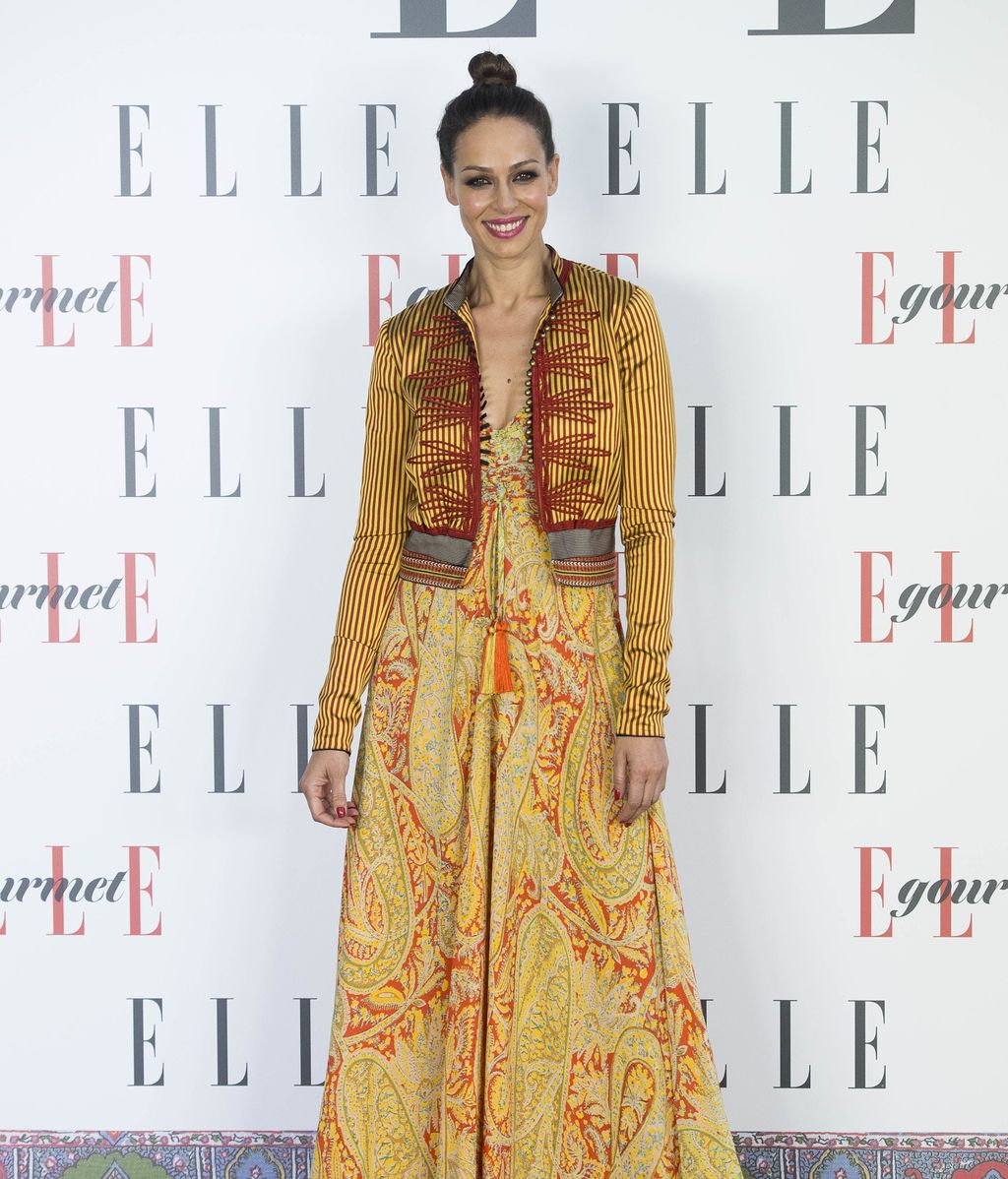 Eva González también se decantó por el estampado y completó el 'look' con una chaqueta de Etro