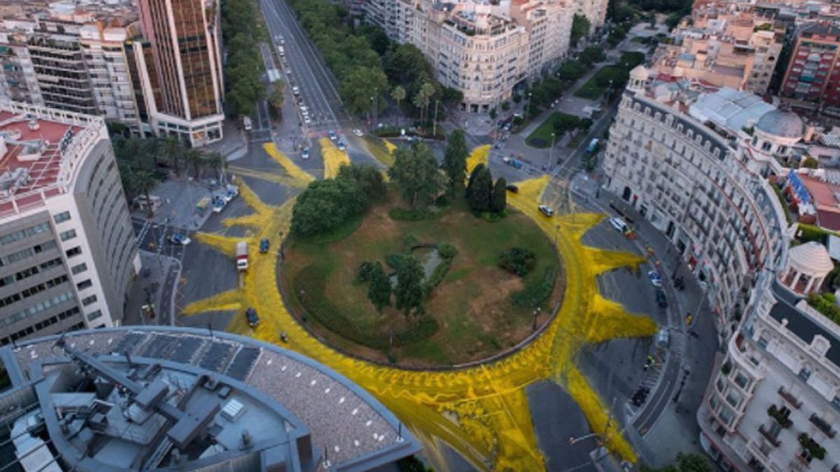Amarillo y eco: Barcelona amanece pintada con un sol gigante