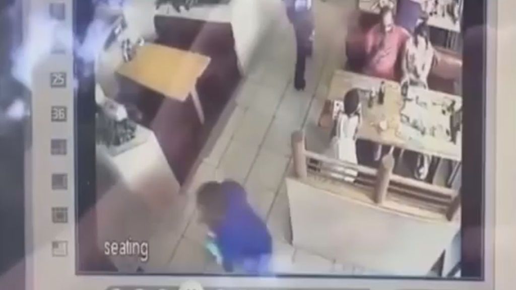 Un hombre rapta a un niño en un restaurante en solo 10 segundos