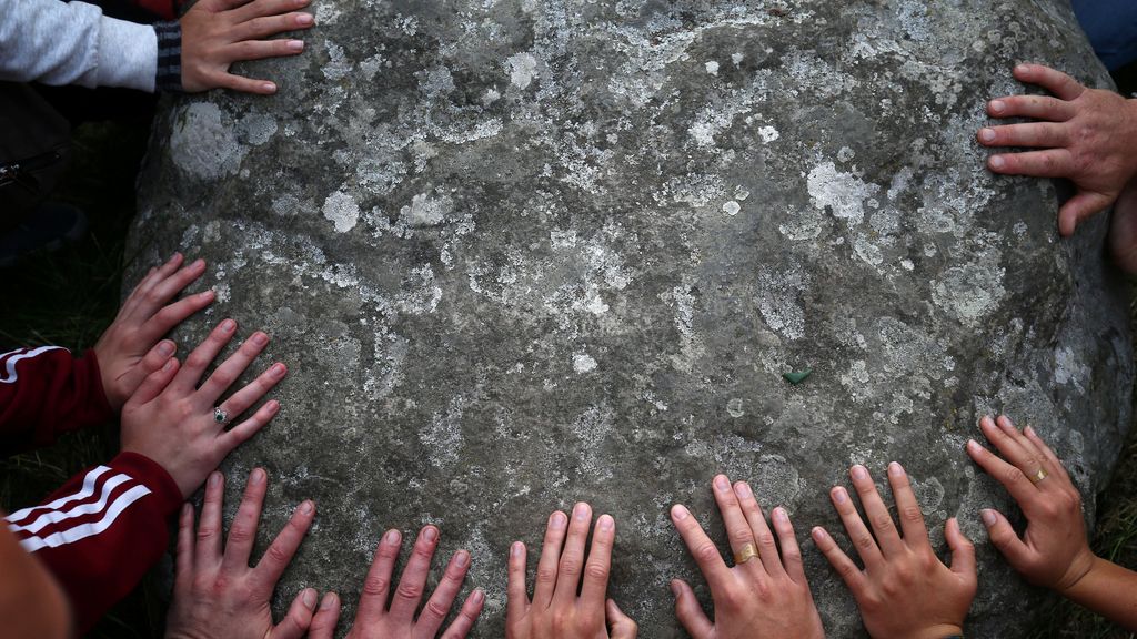 Los rayos del sol se alinean por encima de la piedra 'Heel'