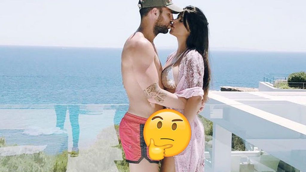 ¡Besos, caricias y… foto!  El 'piquetón' de Cesc del que todo el mundo habla