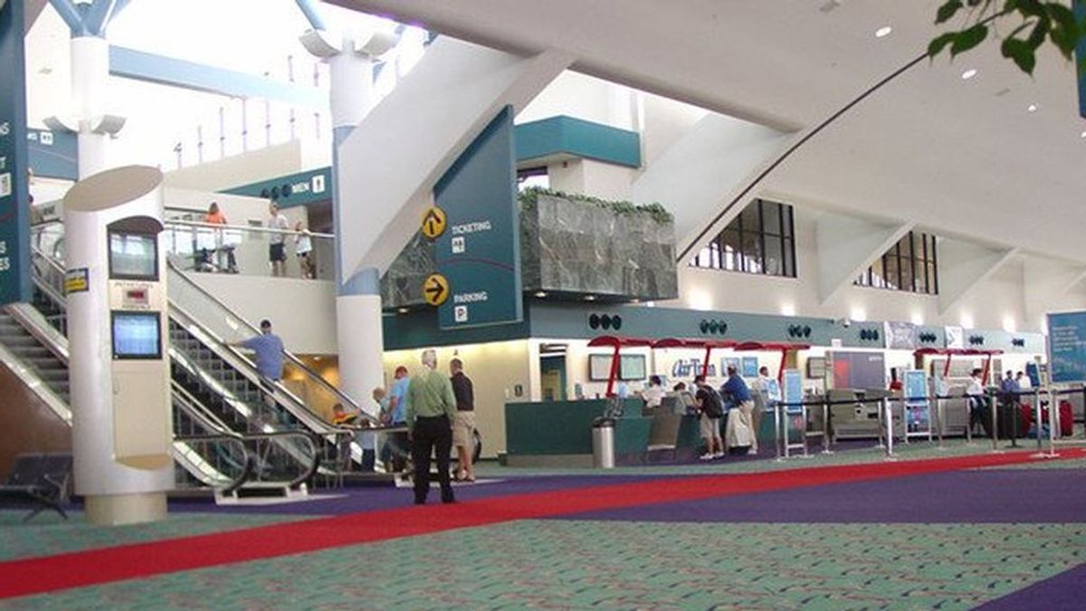 Apuñalado un policía en un aeropuerto de Michigan en un posible ataque terrorista