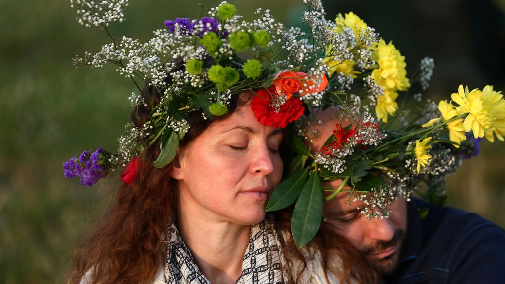 La gente acude allí disfrazada con flores y otros trajes