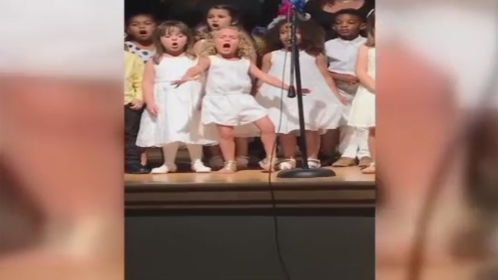 La pasión de una niña cantando durante su graduación, fenómeno viral