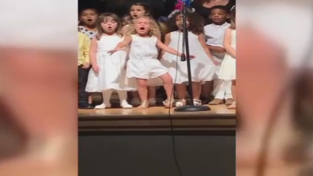 La pasión de una niña cantando durante su graduación, fenómeno viral