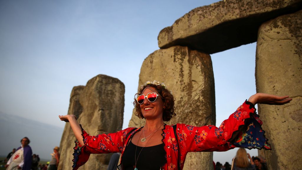Rituales, música y rayos de sol:  Stonehenge da la bienvenida al verano