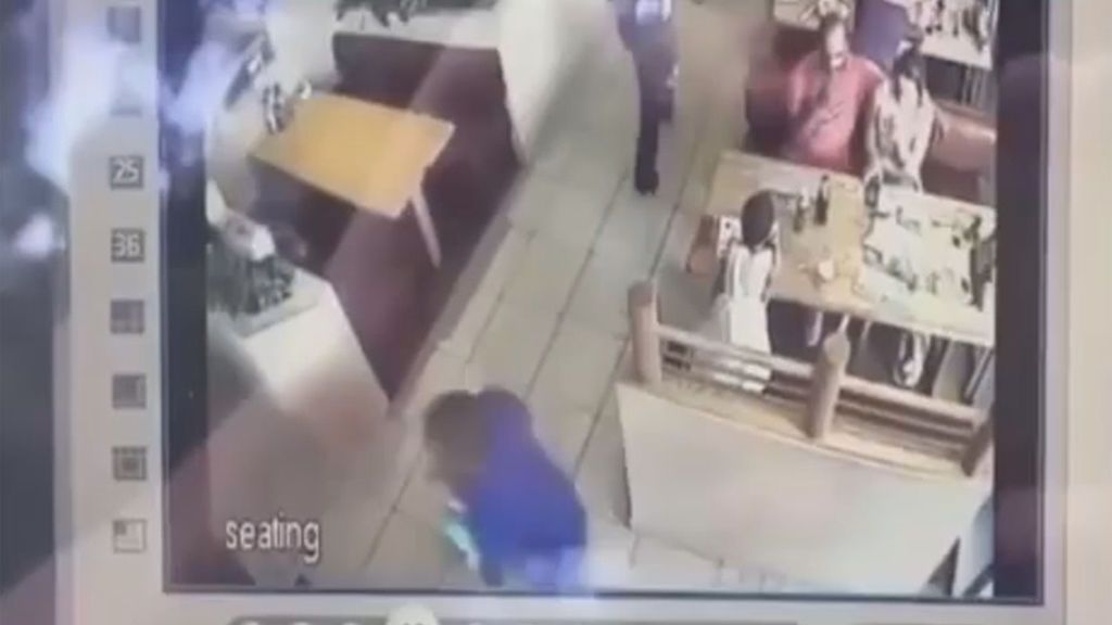 Un hombre rapta a un niño en un restaurante en solo 10 segundos