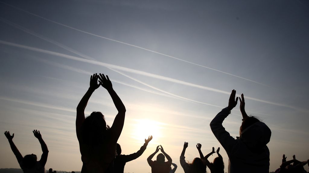 Rituales, música y rayos de sol:  Stonehenge da la bienvenida al verano