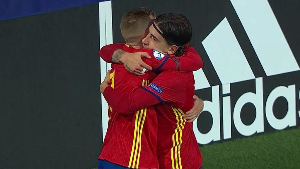 Deulofeu engaña al portero de Macedonia y marca el tercero de penalti (3-0)