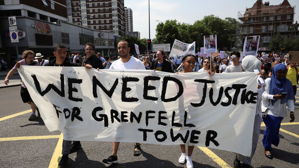 Cientos de manifestantes exigen explicaciones del incendio de la torre Grenfell