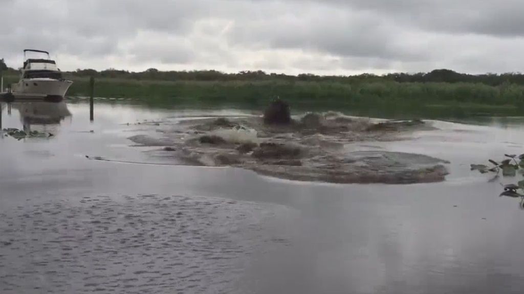 El vídeo de un hombre lanzando agua caliente a un río, enfurece a la Red