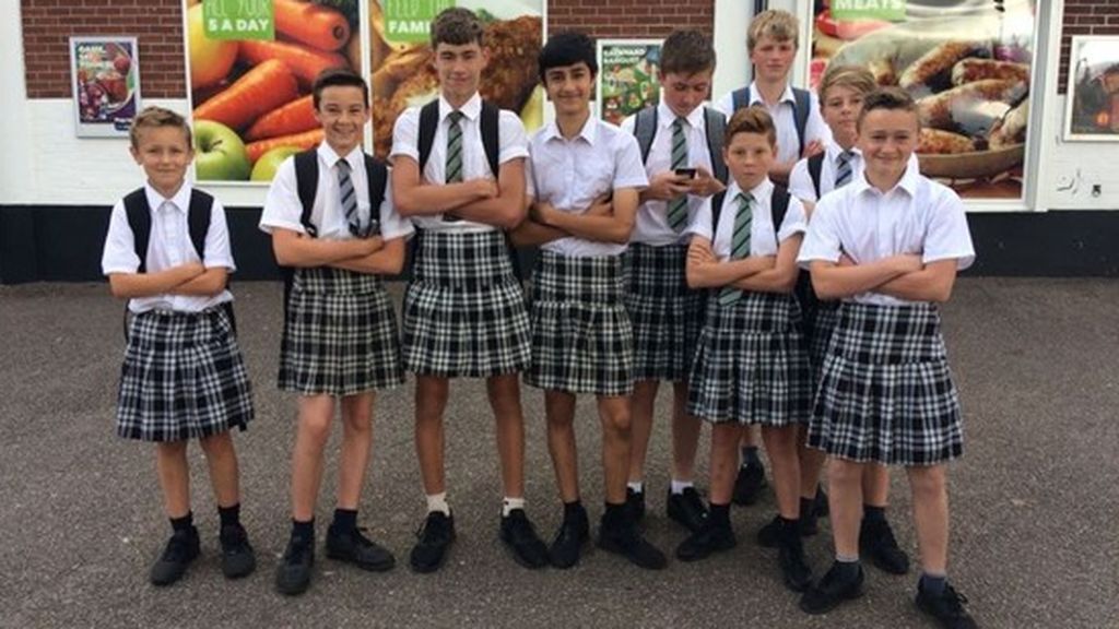 ¿Por qué estos chicos han decidido ir con falda al colegio?