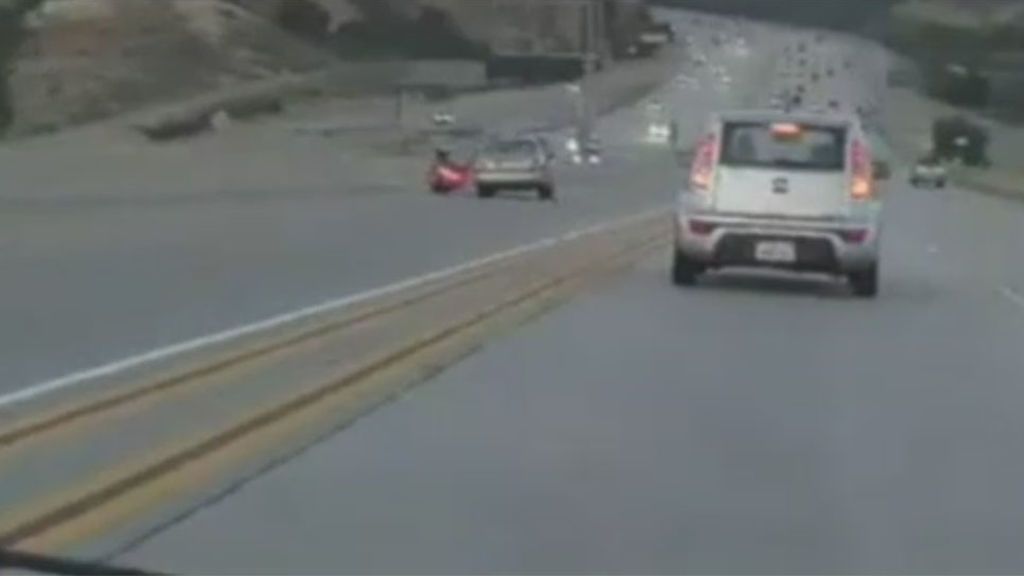 La patada de un motorista a un coche que provoca un brutal accidente