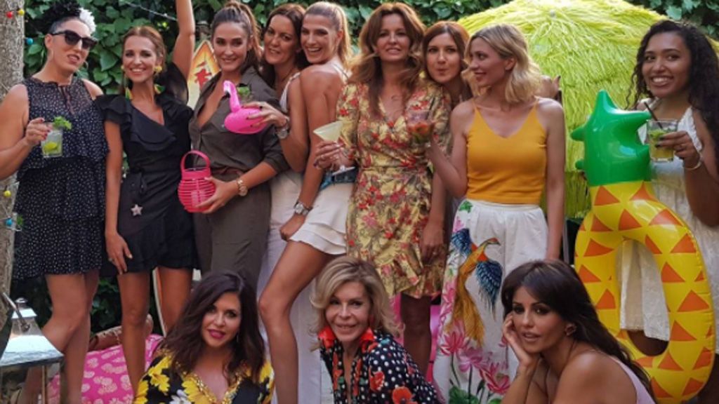 Fiesta tropical: Paula se relaja entre amigas tras unos días de estrés