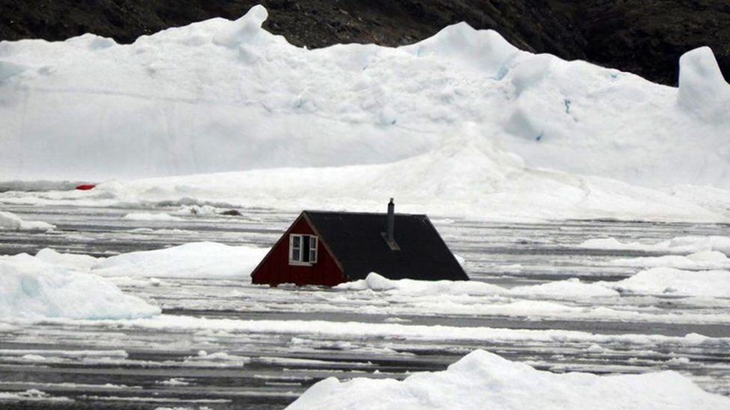 Casas enteras hundidas bajo el agua: un tsunami 'se come' un pueblo de Groenlandia