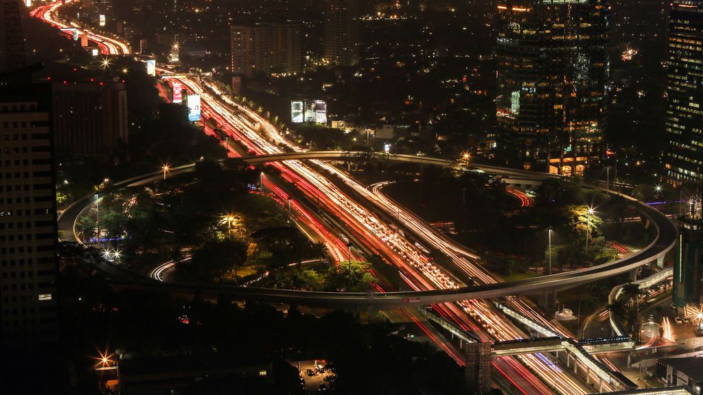 Vista nocturna del tráfico en Yakarta