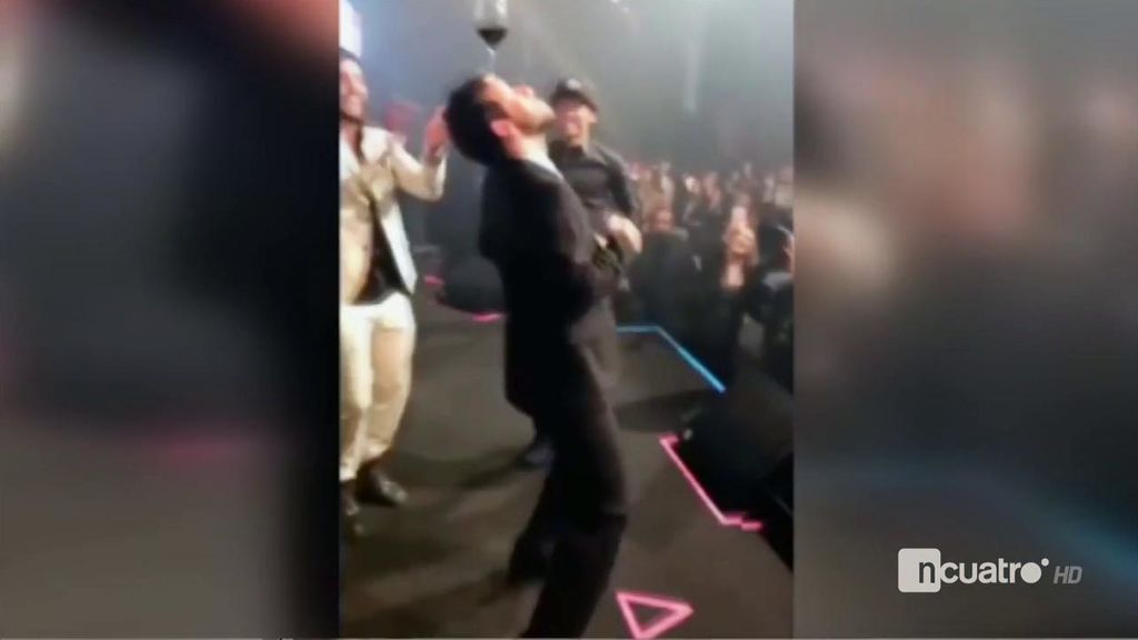 Los malabares de Neymar bailando samba con una copa de vino en la frente