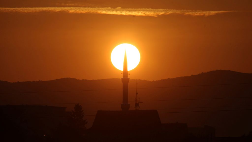 El sol se levanta sobre una mezquita en Kosovo