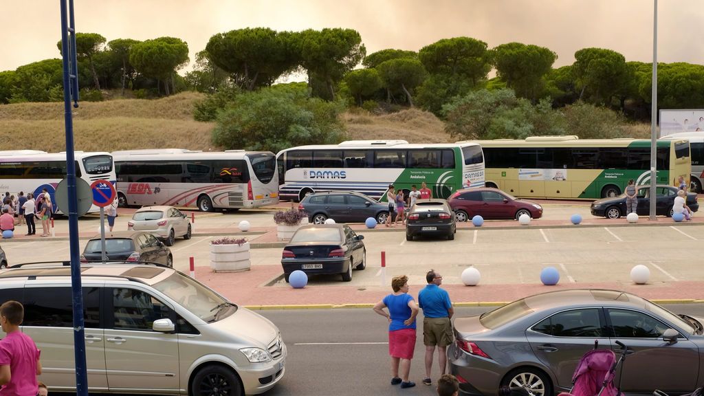 Cortan las dos carreteras de salida de Matalascañas por el fuego de Moguer