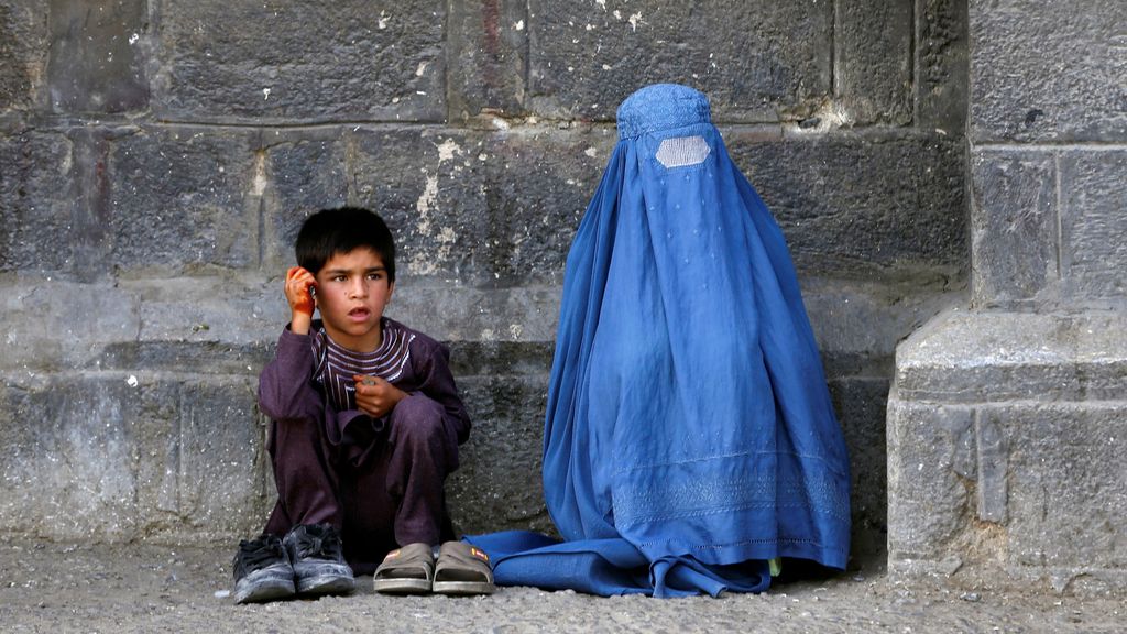 Mujer afgana y su hijo en Afganistán