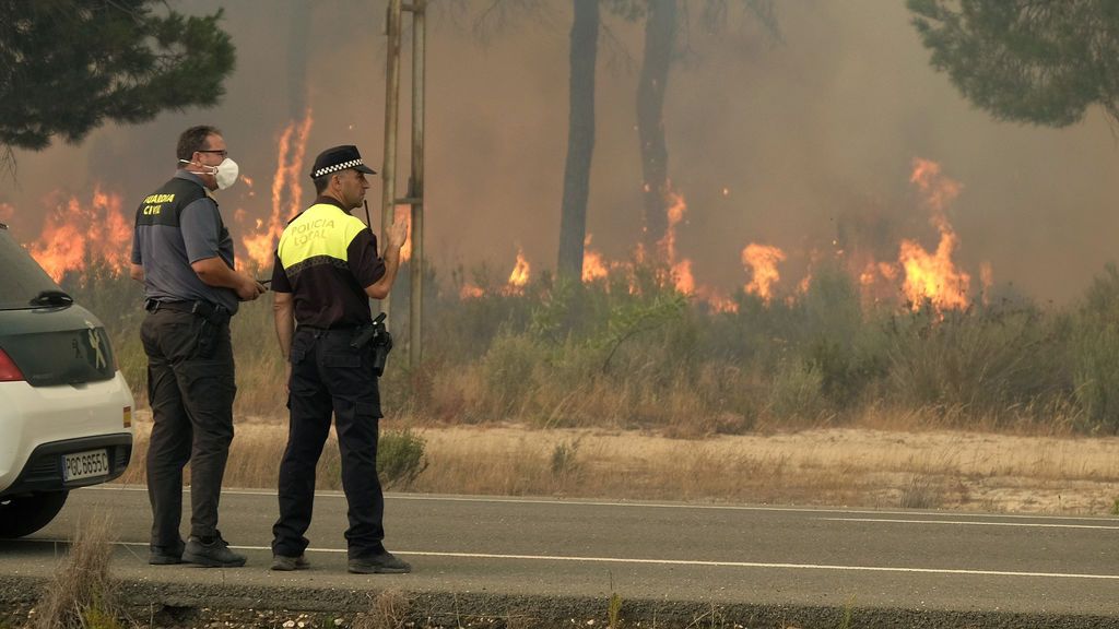 El incendio de Moguer se extiende en todas direcciones por las ráfagas de viento