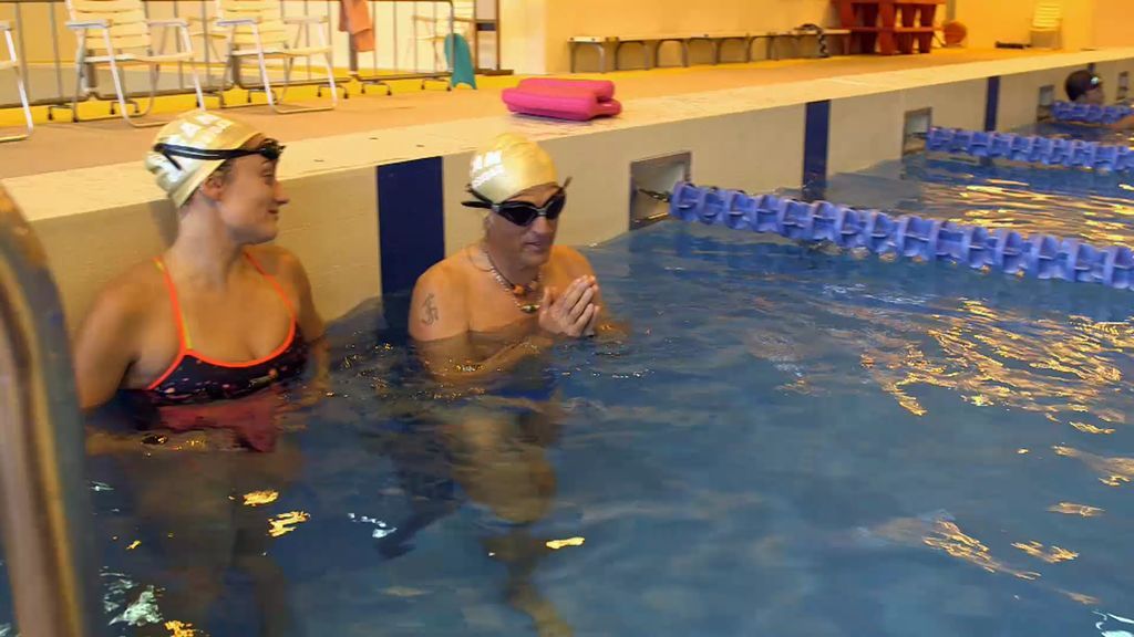 ¡Vaya clase magistral! Mireia Belmonte enseña a nadar a Jesús Calleja como un verdadero campeón olímpico