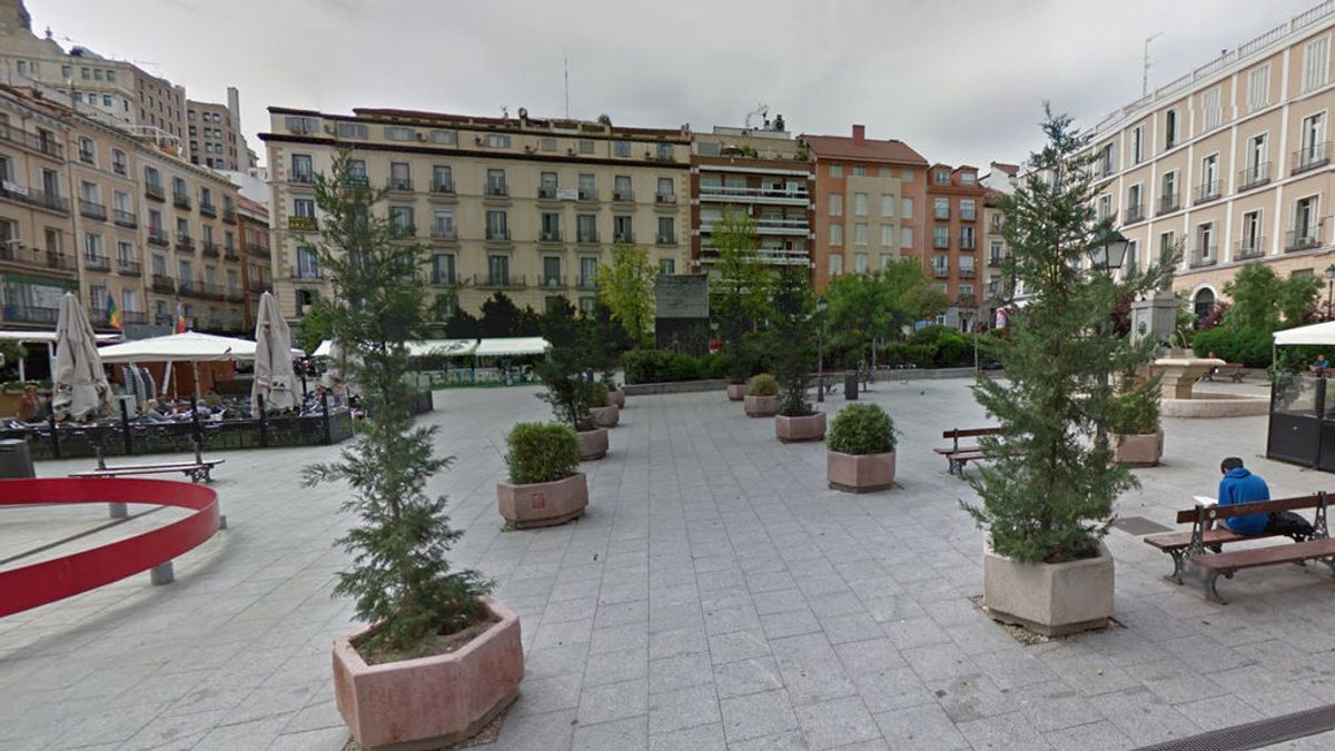 Detenidos tres neonazis por agredir e insultar a una pareja homosexual en la plaza de Pedro Zerolo