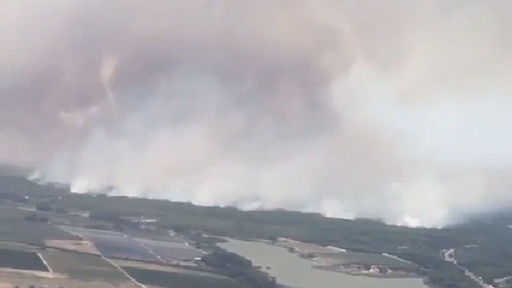 El incendio visto desde el aire: la lucha contra el fuego se libra en el entorno de Doñana