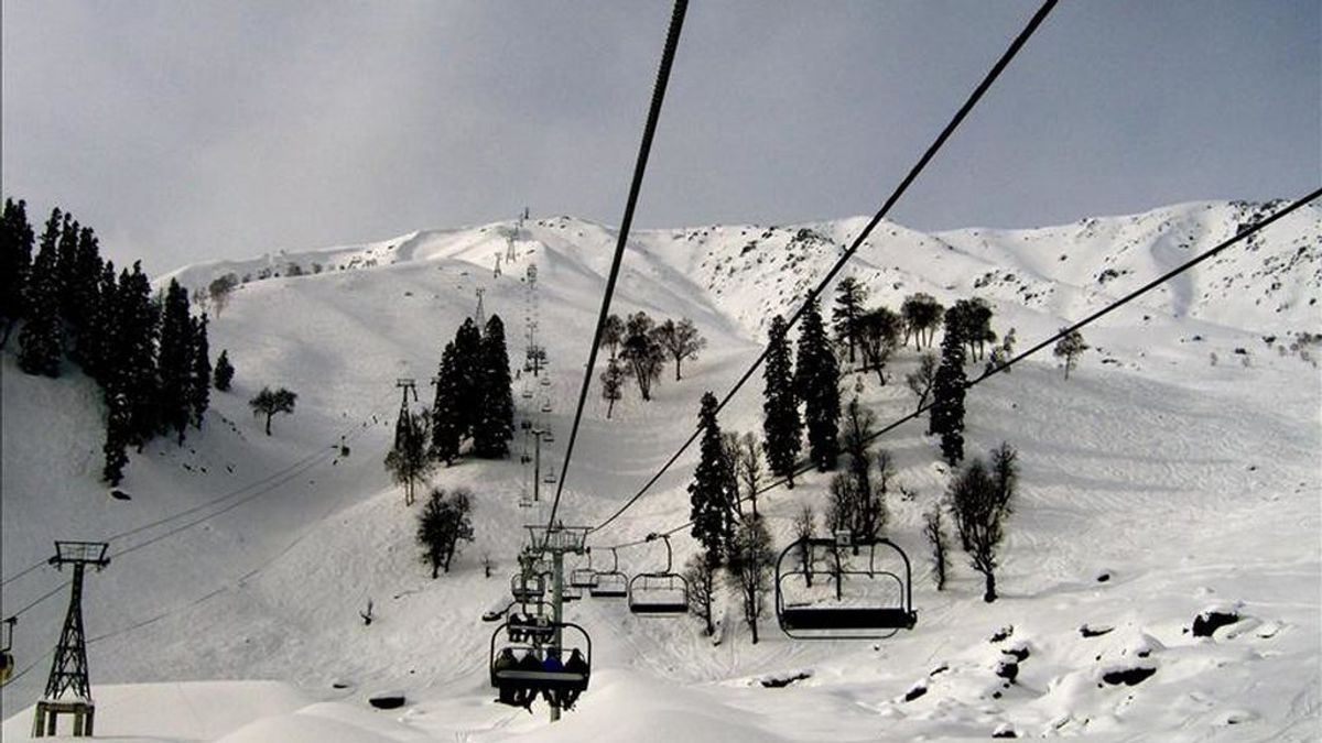 7 muertos y 150 afectados al estrellarse un teleférico en una pista de esquí en la Cachemira india