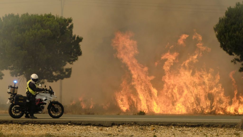 Cientos de efectivos luchan contra el incendio de Doñana