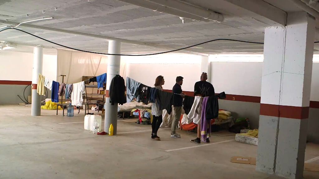 Los turistas de Ibiza, en hoteles de lujo; los trabajadores viven de okupas en garajes