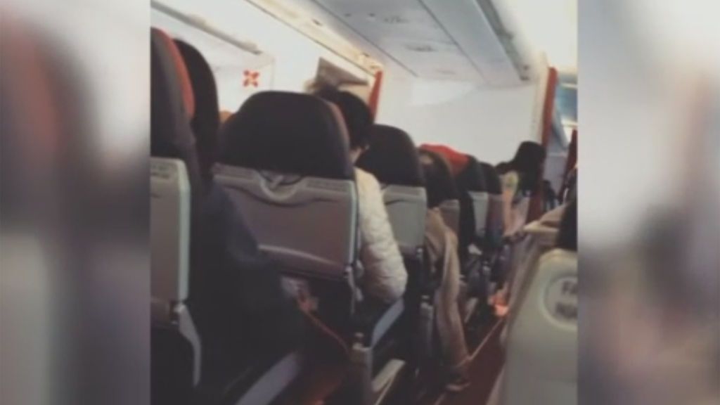 Un piloto le pide a los pasajeros que "recen para volver sanos a casa" tras un fallo técnico en el avión