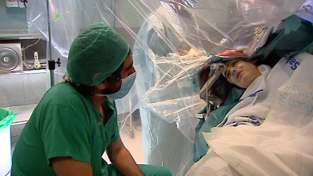 La entrevista más especial: en un quirófano mientras le operan el cerebro a Marta